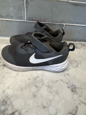 Nike Kids Gray and White Hook-and-Loop Sneakers